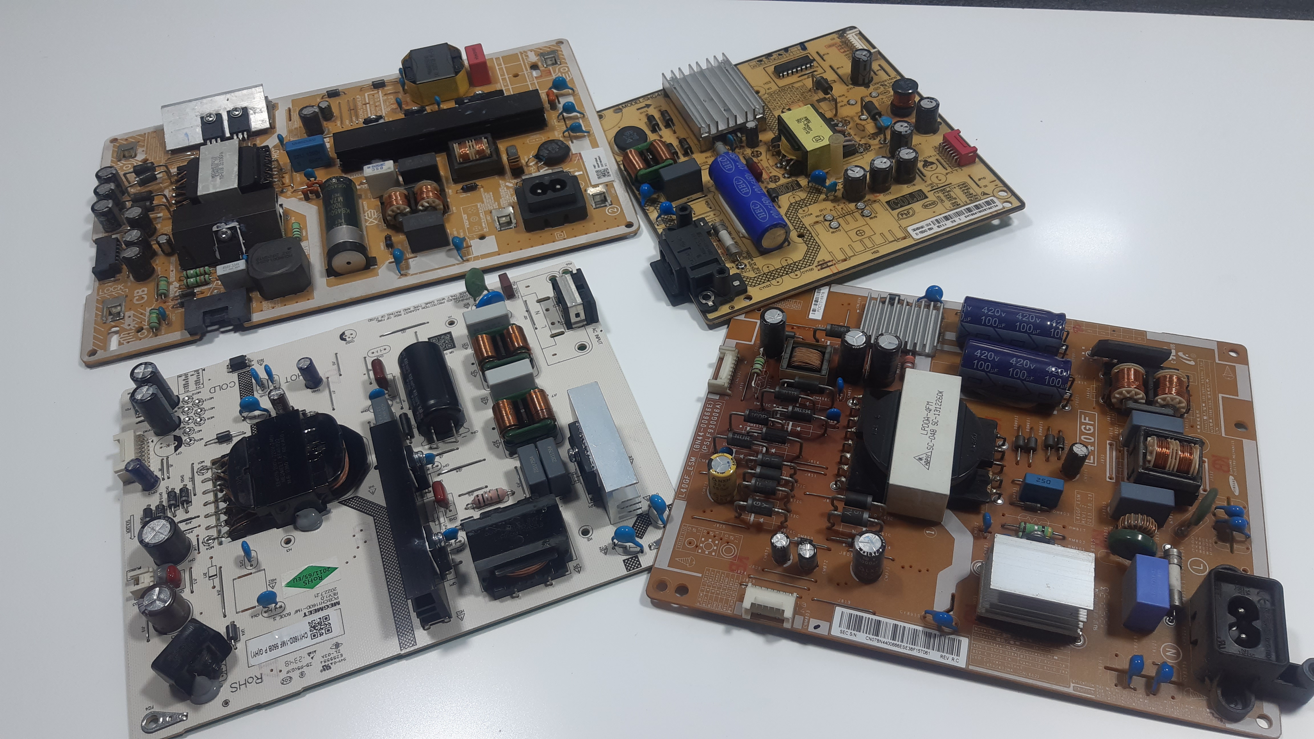 Placa de fuente de poder de un televisor sobre una mesa de trabajo en Colombia